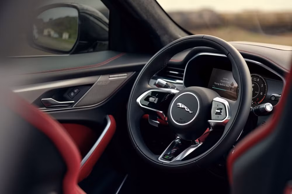 Khoang lái Jaguar F-Pace 2021. Ảnh: TL