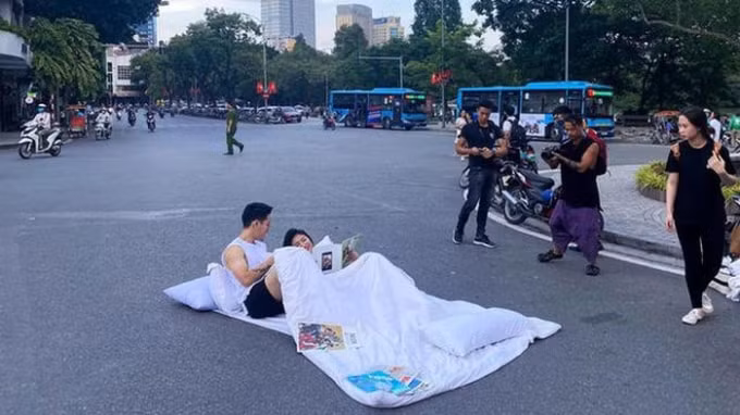 Đôi trẻ chụp ảnh 'giường chiếu' giữa phố Hà Nội. Ảnh: TL.