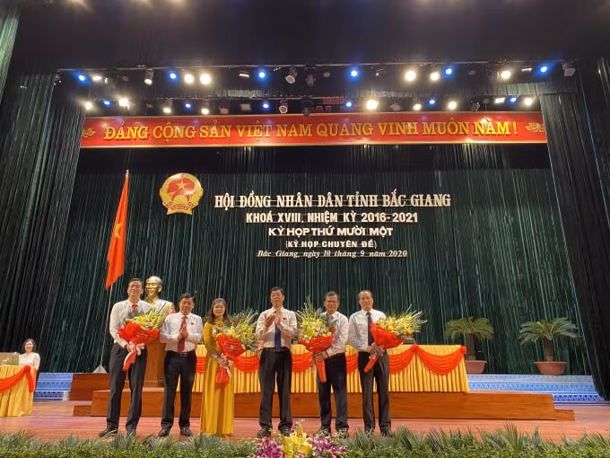 Lãnh đạo Tỉnh Bắc Giang tặng hoa chúc mừng các tân PCT HĐND và UBND. Ảnh: Hoàng Dương