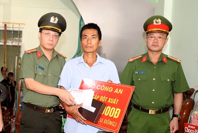 Đại tá Phạm Khải, Tổng Biên tập Báo CAND tặng quà gia đình Thượng sỹ Nguyễn Văn Mạnh.
