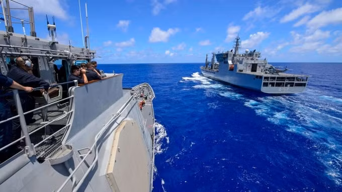 Tàu tuần dương mang tên lửa dẫn đường lớp Ticonderoga USS Antietam chuẩn bị đi cùng tàu chở dầu INS Shakti của Ấn Độ trong cuộc tập trận bổ sung đang diễn ra trong cuộc tập trận Malabar vào tháng 6 năm 2018 - Ảnh: Hải quân Hoa Kỳ