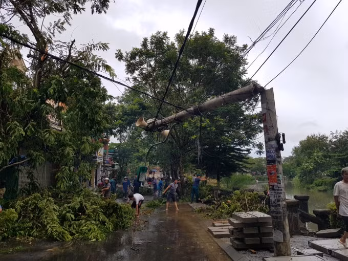 Nhiều cột điện gãy, đổ ảnh hưởng đến hoạt động truyền tải điện.