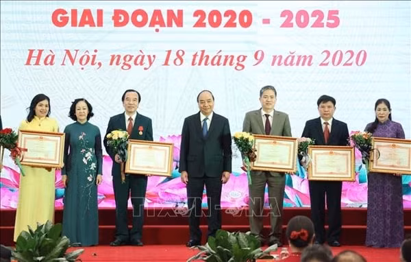 Thủ tướng Nguyễn Xuân Phúc và Trưởng Ban Dân vận Trung ương Trương Thị Mai trao Bằng khen của Thủ tướng Chính phủ cho các cá nhân. Ảnh: TTXVN