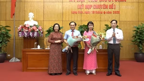 Lãnh đạo HĐND tỉnh Lạng Sơn tặng hoa chúc mừng 2 tân Phó Chủ tịch UBND tỉnh