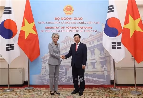 Phó Thủ tướng, Bộ trưởng Ngoại giao Phạm Bình Minh và Bộ trưởng Ngoại giao Hàn Quốc Kang Kyung-wha. Ảnh: TTXVN