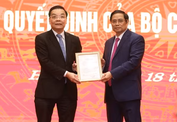 Trưởng Ban Tổ chức T.Ư Phạm Minh Chính trao Quyết định cho ông Chu Ngọc Anh