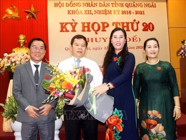 Bí thư Tỉnh ủy Quảng Ngãi Bùi Thị Quỳnh Vân tặng hoa chúc mừng ông Đặng Văn Minh. Ảnh: TTXVN