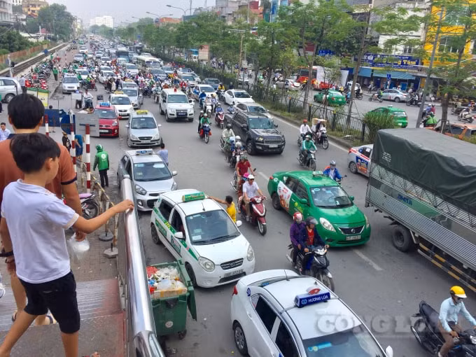 Tình trạng ùn tắc giao thông thường xuyên xảy ra trước cổng bệnh viện Bạch Mai