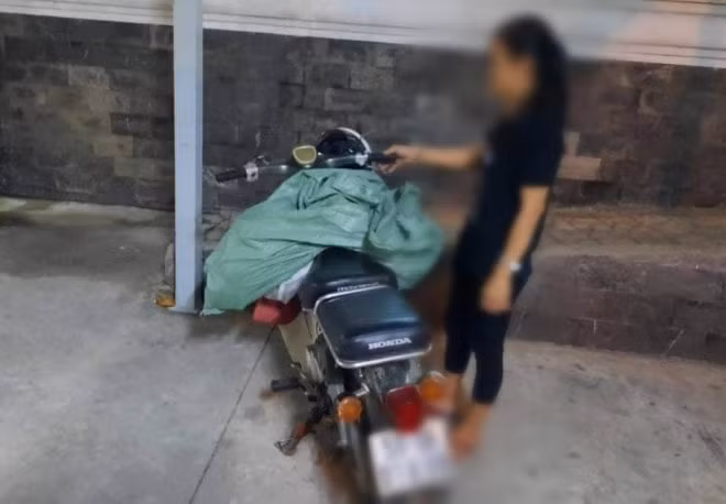 Xử phạt nặng người phụ nữ ở TP.HCM đổ trộm bao rác thải ra môi trường. Ảnh: TL.