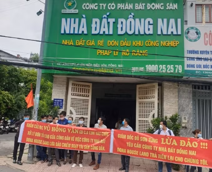 Khách hàng ký hợp đồng mua đất với Công ty Nhà đất Đồng Nai liên hệ công an để được xử lý. Ảnh: TL.