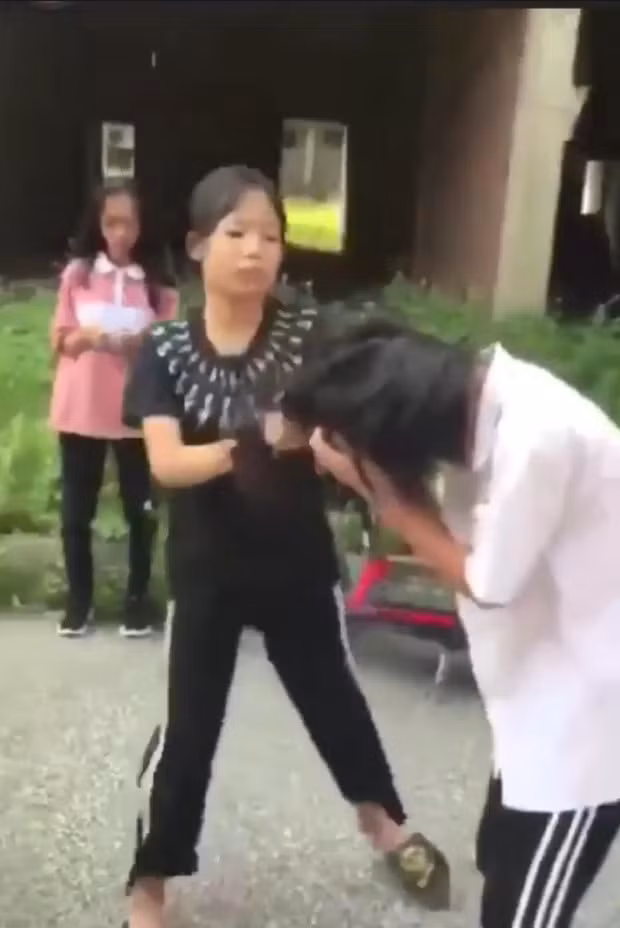 Hai nữ sinh Lạng Sơn đánh nhau. Ảnh cắt từ clip.