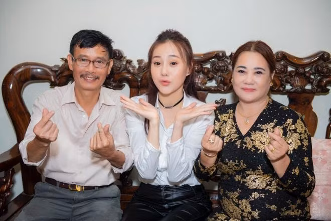 Phương Oanh cùng bố mẹ