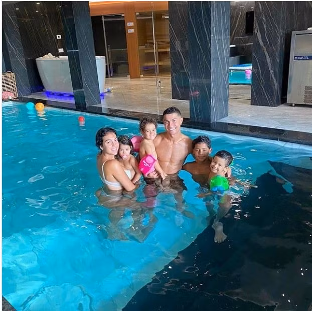Cô nàng Georgina và Ronaldo có 1 con chung và 3 con riêng. Ảnh: internet.