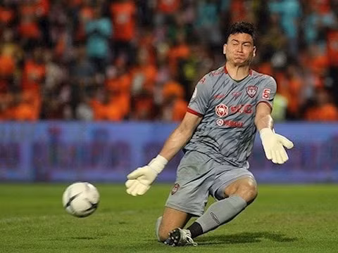 Thủ thành Văn Lâm chơi cực hay trong ngày Thai League trở lại. Ảnh: internet.