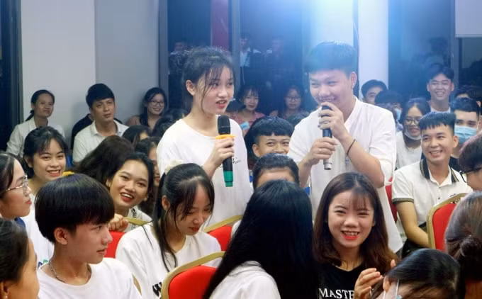 Sinh viên giao lưu trong buổi gala (ảnh TL)