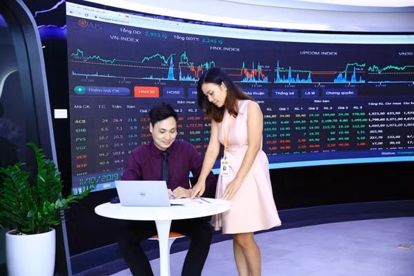 Thị trường chứng khoán vẫn đang trong giai đoạn giằng co và không có xu hướng rõ ràng trong bối cảnh thiếu vắng thông tin hỗ trợ