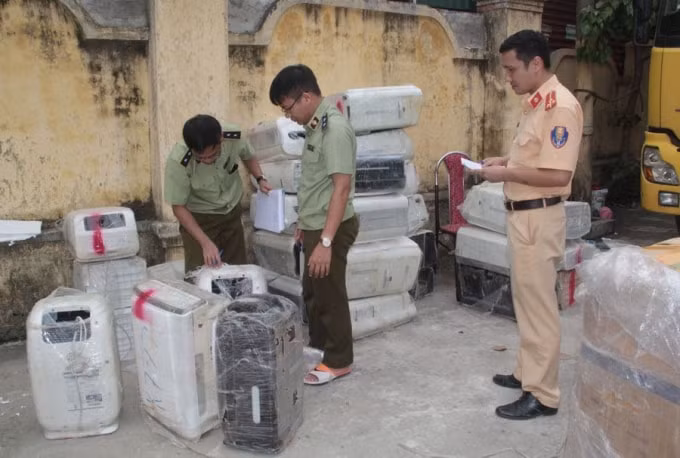 Lực lượng chức năng đang kiểm tra lô hàng bị bắt giữ. Ảnh: CA Thanh Hóa