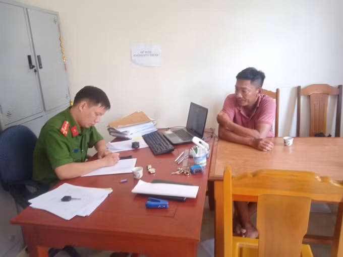 Đối tượng Nguyễn Văn Hiếu khai báo tại cơ quan điều tra.