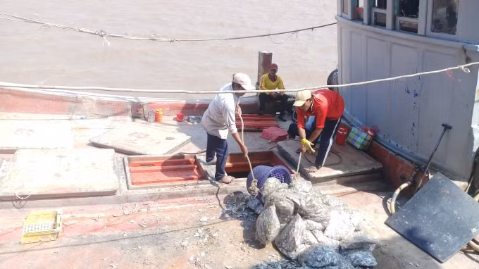 Việc xây dựng cầu qua sông Gành Hào tạo điều kiện thuận lợi cho sản xuất, trao đổi, mua bán hàng hóa của người dân. (Ảnh: Minh Luân)