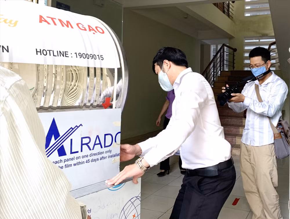 Phóng viên Báo Quảng Nam online đưa tin một ATM gạo ở Tam Kỳ tháng 4.2020.Ảnh: P.V
