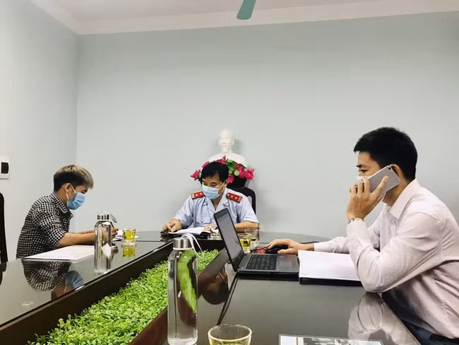 Ngày 10/9, Thanh tra Sở Thông tin và Truyền thông Bắc Giang có buổi làm việc với Nguyễn Văn Hưng. (Ảnh Sở TTTT Bắc Giang)