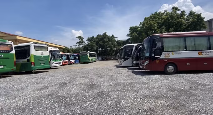 Bãi đỗ xe sát trường học, tình trạng ô nhiễm môi trường kéo dài