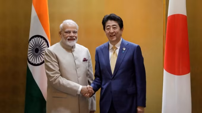 Thủ tướng Ấn Độ Narendra Modi bắt tay Thủ tướng Nhật Bản Shinzo Abe trong cuộc gặp song phương ở Osaka, Nhật Bản, vào tháng 6 năm 2019. Ảnh: Reuters