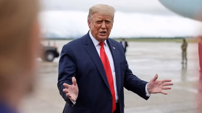 Tổng thống Hoa Kỳ Donald Trump nói chuyện với các phóng viên khi lên Không lực Một khi ông rời Washington để tới Michigan tại Căn cứ chung Andrews, Maryland vào ngày 10 tháng 9. Ảnh: Reuters