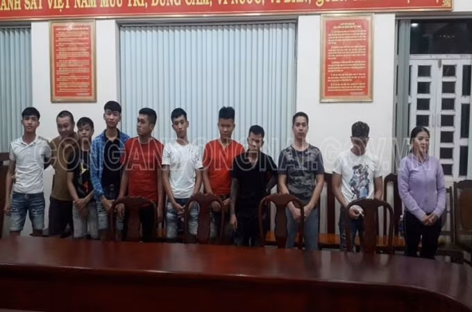 Các đối tượng tham gia đánh bạc bị bắt giữ