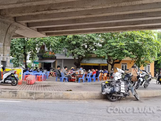 Quán nước kinh doanh gầm cầu được nhiều người qua đường trú chân tránh nắng