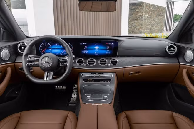 Bên trong mẫu xe Mercedes E-Class 2021. Ảnh: TL