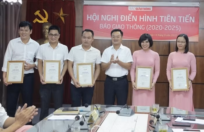 Tổng biên tập Báo Giao thông Nguyễn Bá Kiên trao giấy khen cho các cá nhân đạt thành tích xuất sắc trong phong trào thi đua giai đoạn 2016-2020.