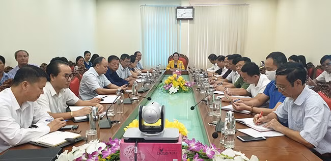 Lãnh đạo ban Tuyên giáo Tỉnh uỷ cùng các đại biểu dự Hội nghị tại điểm cầu tỉnh Hưng Yên. Ảnh: TL.