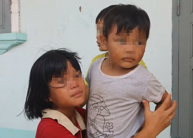 Bé D khóc nức nở khi gặp lại các em. Ảnh: N.L - T.T