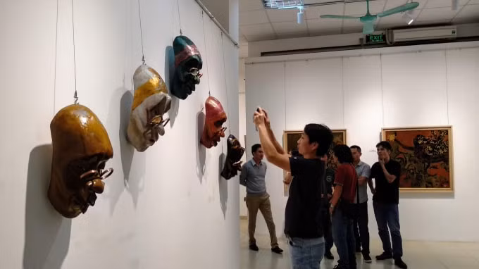 Một cuộc triển lãm diễn ra tại Vicas Art Studio.