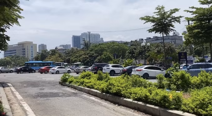 Tận dụng đất dự án làm bãi xe