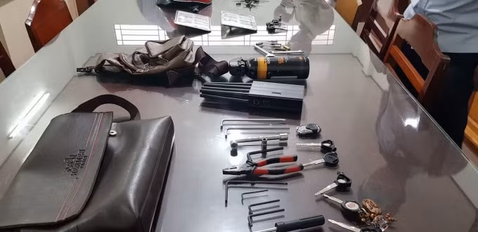 Các đối tượng khai, nếu bị phát hiện, chúng dùng bình xịt hơi cay tấn công lực lượng Công an. Đặc biệt, chúng khai trộm xe máy theo đơn đặt hàng của các đối tượng tiêu thụ xe ở TP.HCM, Bình Dương, Bình Phước.