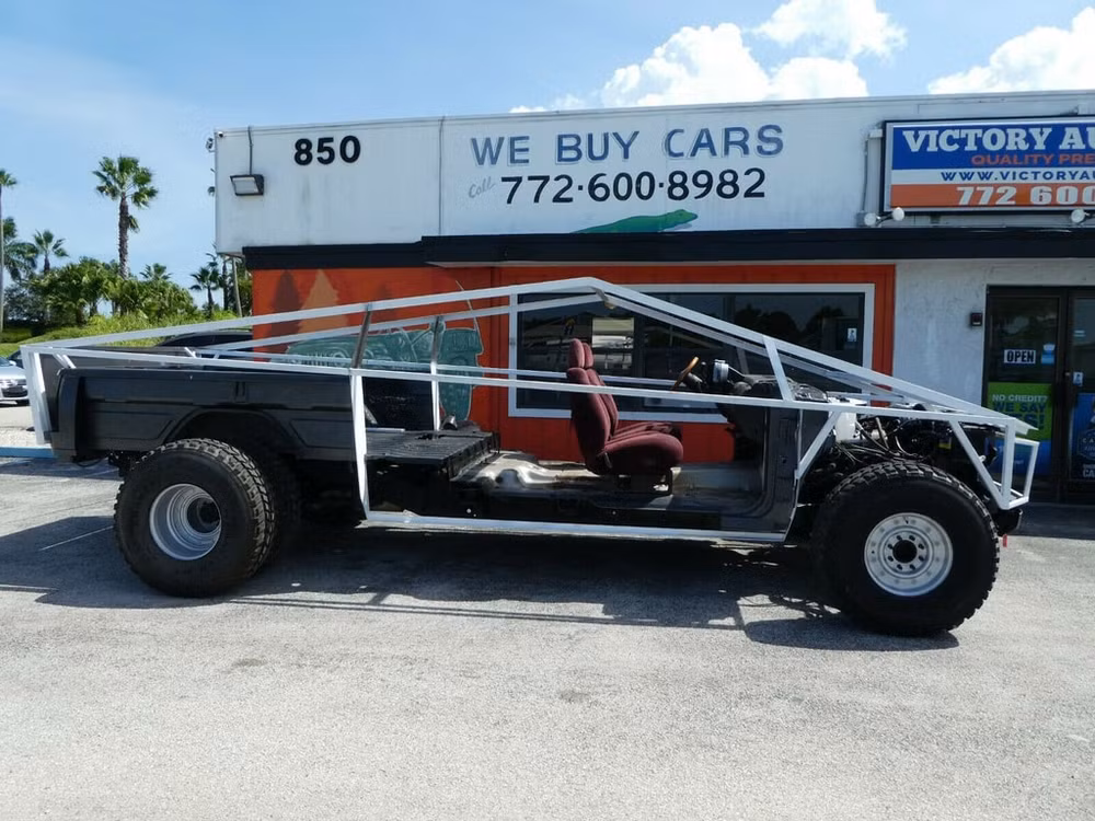 Bản sao Tesla Cybertruck được đem đi đấu giá trực tuyến. Ảnh: TL