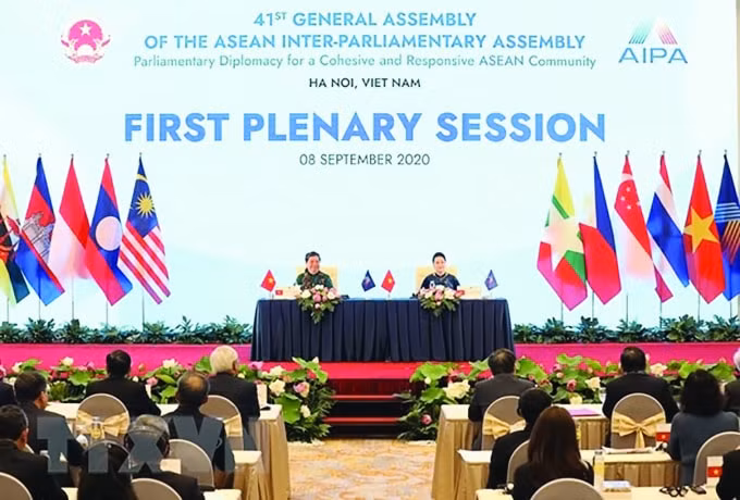 Chủ tịch Quốc hội Nguyễn Thị Kim Ngân, Chủ tịch AIPA- 41 và Phó Chủ tịch Thường trực Quốc hội Tòng Thị Phóng, Trưởng đoàn Đại biểu Quốc hội Việt Nam tại AIPA điều hành Phiên toàn thể.