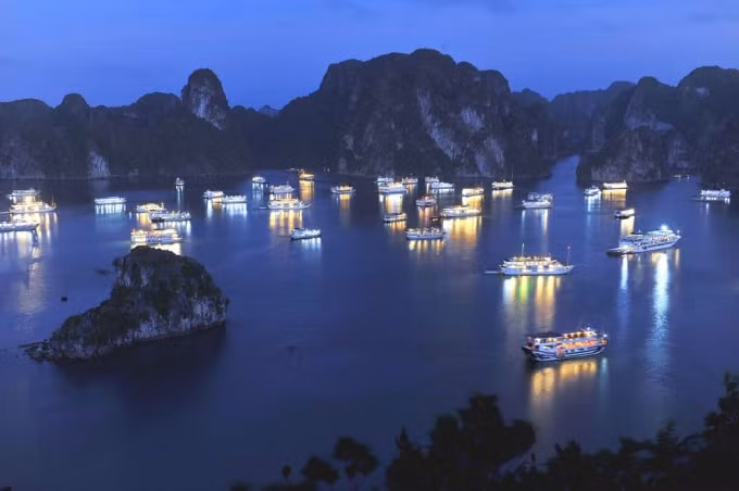 Khung cảnh hùng vĩ của vịnh Hạ Long về đêm. Ảnh minh họa.