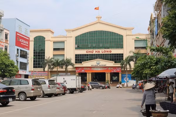 Chợ Hạ Long 1, nơi Điệp nhận tiền của doanh nghiệp.