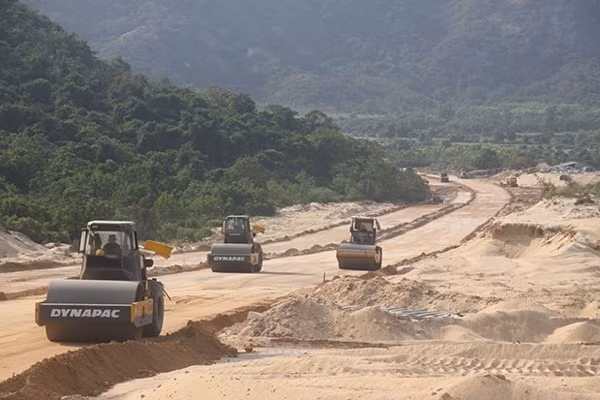 Một đoạn tuyến đường ven biển qua tỉnh Bình Định đang được thi công