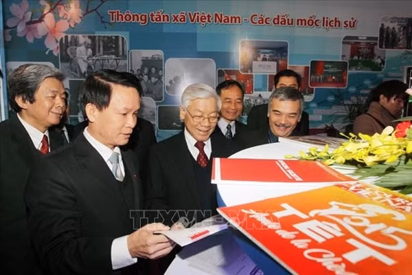 Tổng Bí thư Nguyễn Phú Trọng thăm gian trưng bày các ấn phẩm báo chí của Thông tấn xã Việt Nam tại Hội báo Xuân Ất Mùi 2015, sáng 7/2/2015. Ảnh: TTXVN