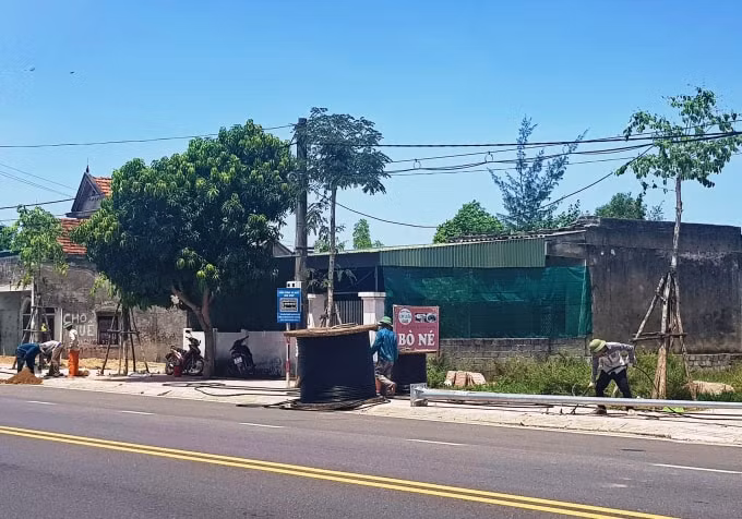 Khoảng cách giữa đèn chiếu sáng và điện cao thế ở 3 điểm không đảm bảo an toàn.