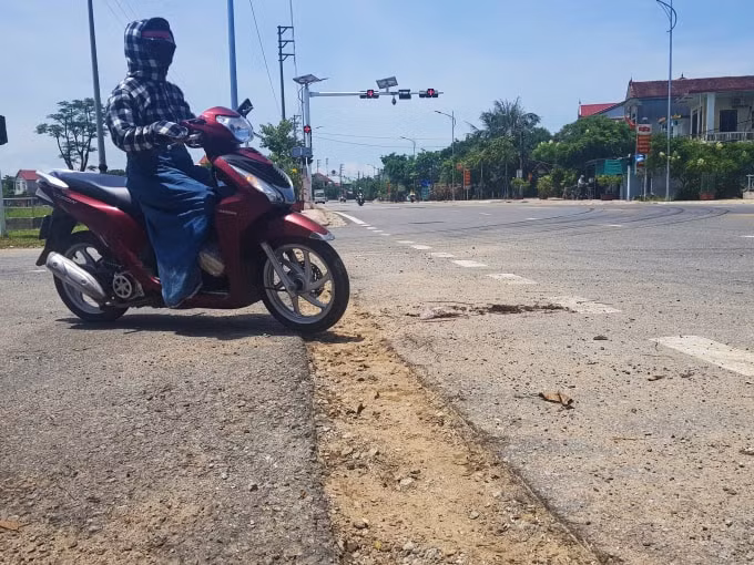 Đào bới đường tại các điểm giao nhánh chậm hoàn trả.