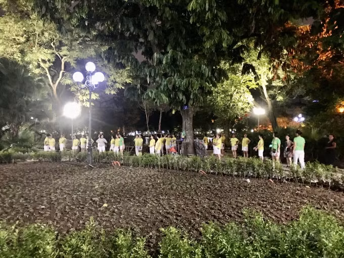 Người dân tập trung rất đông tại khu vực vỉa hè xung quanh hồ Gươm để tập thể dục
