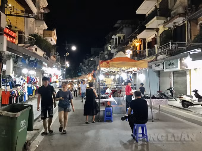 Khu vực chợ đêm trên phố Hàng Đào, dễ dàng bắt gặp hình ảnh du khách, người kinh doanh không đeo khẩu trang
