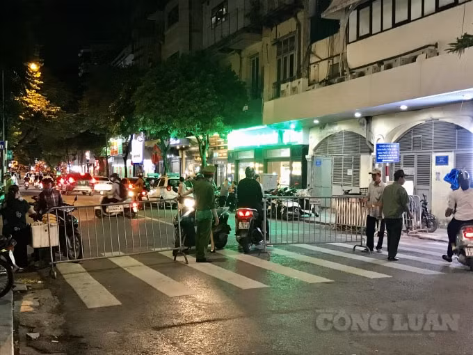 Lực lượng chức năng lập hàng rào chắn, ngăn phương tiện vào phố đi bộ