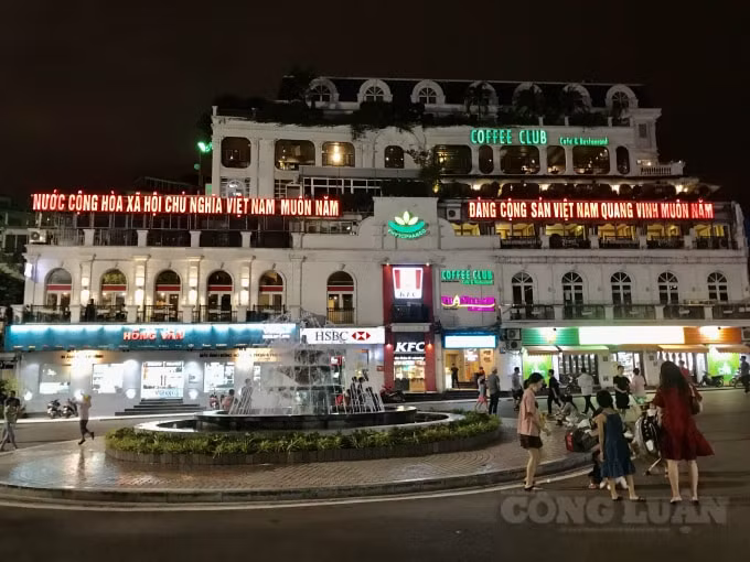 Phố đi bộ Hồ Gươm nhộn nhịp trở lại sau khoảng 1 tháng tạm dừng hoạt động do ảnh hưởng của dịch bệnh Covid-19