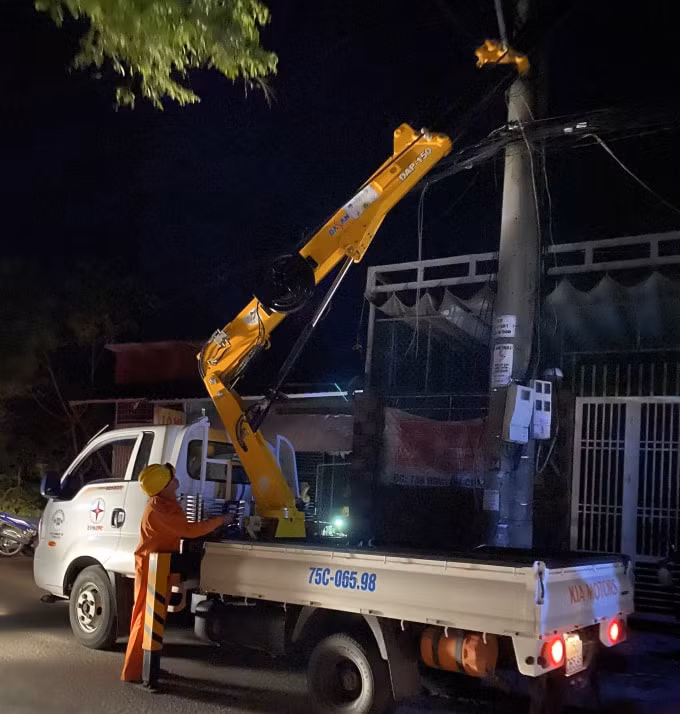 Công ty Điện lực Thừa Thiên Huế nỗ lực khắc phục sự cố điện ngay trong đêm.